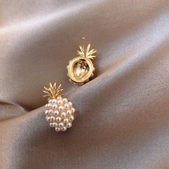✨NEW✨ Elegant Gold and Pearl Pineapple hypoallergenic Earrings - Picture 3 of 7